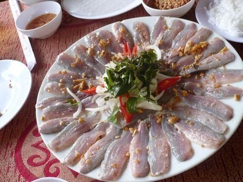 Gỏi nhệch Kim Sơn:  Đặc sản đặc trưng cho ẩm thực Ninh Bình. Cá nhệch được chế biến bằng công thức đặc biệt không hề tanh mà vẫn giữ nguyên được vị tươi ngon của cá. Một điểm độc đáo không thể thiếu khi ăn cá nhệch là dấm chấm. Đối với món ăn này thì đây là khâu quan trọng nhất. Nước chấm dấm sau khi làm phải có màu đỏ tươi, dậy lên mùi gia vị và khi tưới vào gỏi cá không bị chảy ra. Có rất nhiều loại lá để ăn kèm như lá mơ, sung, mùi tàu và rau dấp cá,. Ảnh: ninhbinhtravel.